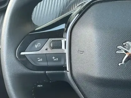 Photo 11 Peugeot 2008  e- 136ch Allure