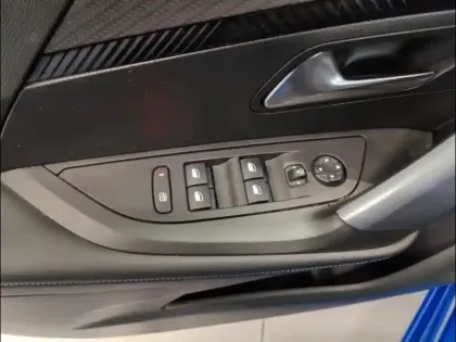 Photo 37 Peugeot 2008  e- 136ch Allure