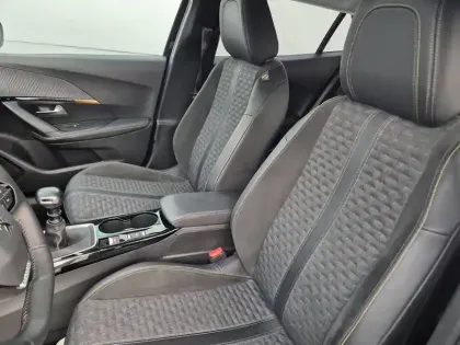 Photo 8 Peugeot 2008  PureTech 130 S&S BVM6