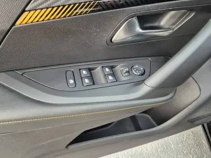 Photo 21 Peugeot 2008  PureTech 130 S&S BVM6