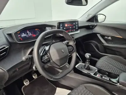 Photo 11 Peugeot 2008  PureTech 130 S&S BVM6