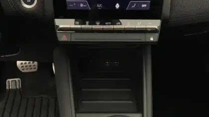 Photo 12 Renault Captur  E-Tech full hybrid 145 ch esprit Alpine