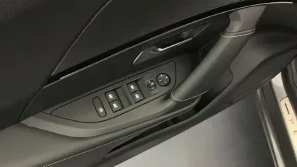 Photo 17 Peugeot 2008  PureTech 130 S&S EAT8 GT