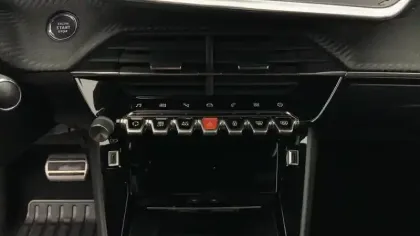 Photo 12 Peugeot 2008  PureTech 130 S&S EAT8 GT