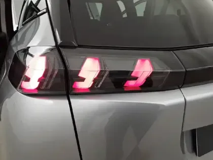 Photo 16 Peugeot 2008  PureTech 130 S&S BVM6