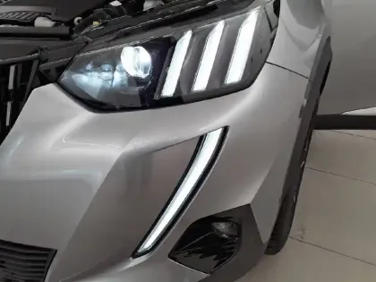 Photo 15 Peugeot 2008  PureTech 130 S&S BVM6