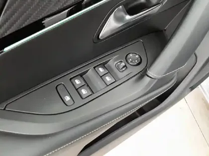 Photo 23 Peugeot 2008  PureTech 130 S&S BVM6