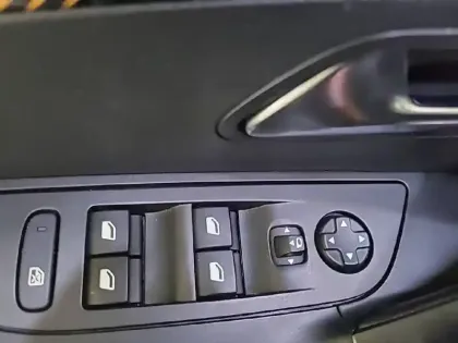 Photo 30 Peugeot 2008  PureTech 130 S&S BVM6