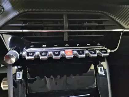 Photo 24 Peugeot 2008  PureTech 130 S&S BVM6