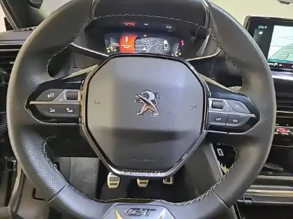 Photo 8 Peugeot 2008  PureTech 130 S&S BVM6