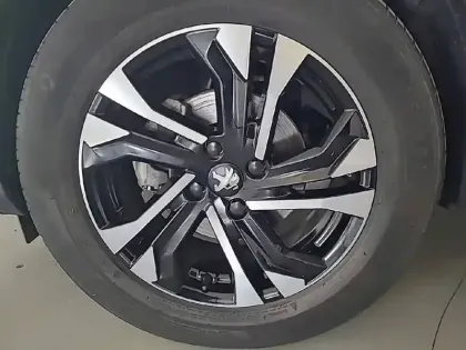 Photo 12 Peugeot 2008  PureTech 130 S&S BVM6