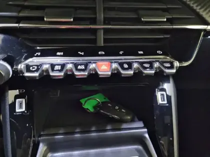 Photo 24 Peugeot 2008  PureTech 130 S&S BVM6