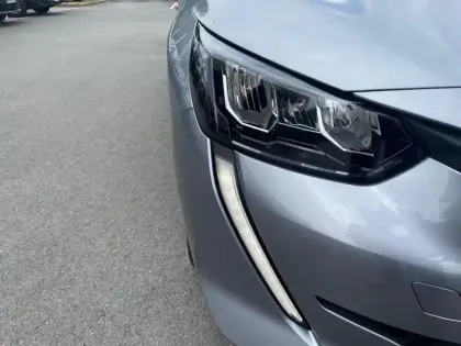 Photo 11 Peugeot 208  PureTech 100 S&S BVM6 Allure