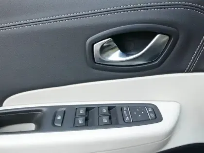 Photo 4 Renault Captur  1.3 TCe 150ch FAP Initiale Paris