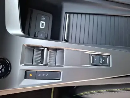 Photo 13 Peugeot 408  Electrique 58 kWh 210ch