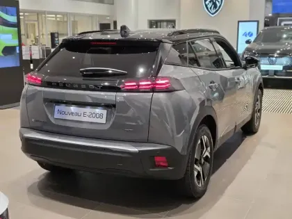 Photo 3 Peugeot 2008  Electrique 54 kWh 156 ch