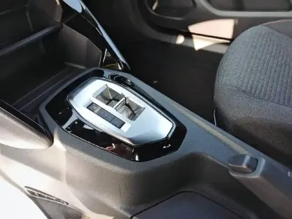 Photo 33 Peugeot 2008  Hybrid 145 e-DCS6