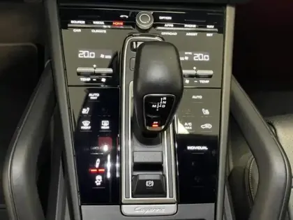Photo 10 Porsche Cayenne  Coupé 3.0 V6 462ch E-Hybrid Platinum Edition