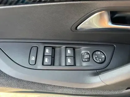 Photo 39 Peugeot 2008  Hybrid 145 e-DCS6