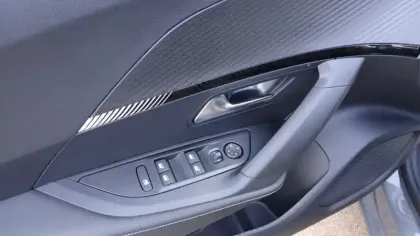 Photo 50 Peugeot 2008  Hybrid 145 e-DCS6