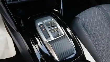 Photo 60 Peugeot 2008  Hybrid 145 e-DCS6