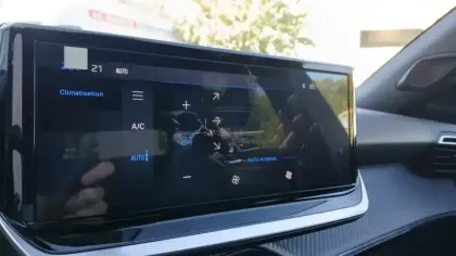 Photo 53 Peugeot 2008  Hybrid 145 e-DCS6