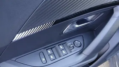 Photo 45 Peugeot 2008  Hybrid 145 e-DCS6