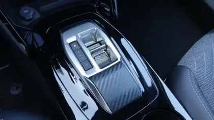 Photo 48 Peugeot 2008  Hybrid 145 e-DCS6