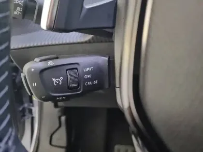 Photo 45 Peugeot 2008  Hybrid 145 e-DCS6