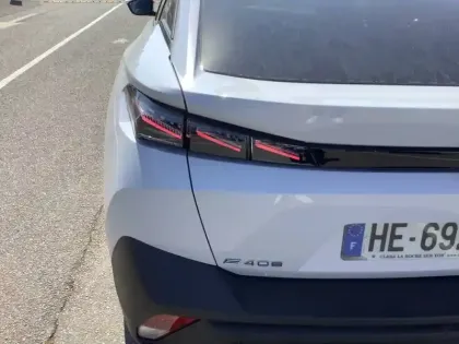 Photo 16 Peugeot 408  Electrique 58 kWh 210ch