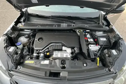 Photo 51 Peugeot 2008  Hybrid 145 e-DCS6