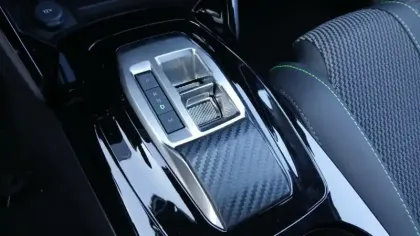 Photo 97 Peugeot 2008  Hybrid 145 e-DCS6