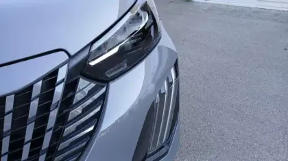 Photo 50 Peugeot 2008  Hybrid 145 e-DCS6