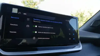 Photo 99 Peugeot 2008  Hybrid 145 e-DCS6