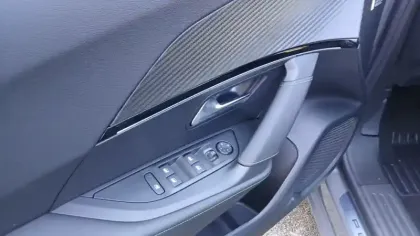 Photo 87 Peugeot 2008  Hybrid 145 e-DCS6