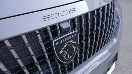 Photo 83 Peugeot 2008  Hybrid 145 e-DCS6