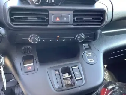 Photo 23 Peugeot Partner E- FOURGON M 800 KG 136 CH BATTERIE 54 KWH