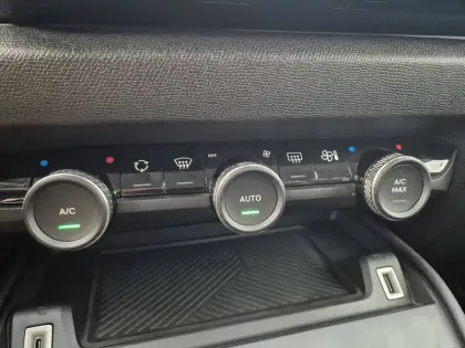 Photo 14 Citroën C4 e- 136 ch Automatique