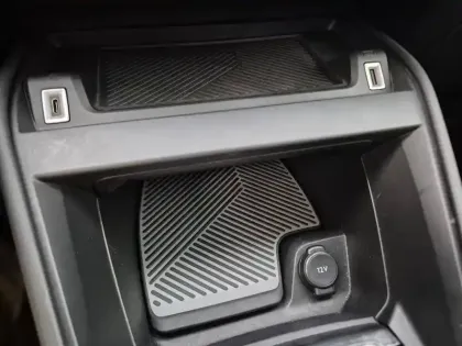 Photo 13 Citroën C4 e- 136 ch Automatique