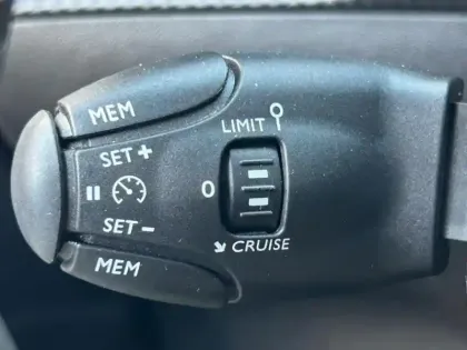 Photo 16 Peugeot 2008  e- 136ch Active Pack