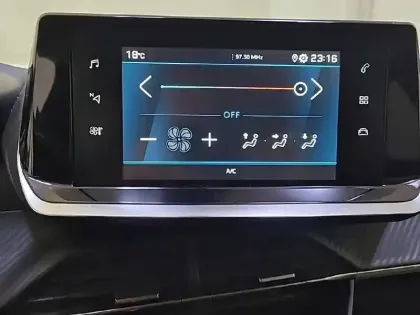 Photo 39 Peugeot 208  PureTech 100 S&S BVM6