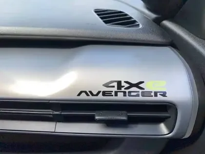 Photo 74 Jeep Avenger  1.2 Turbo T3 145 ch e-Hybrid BVR6 4xe
