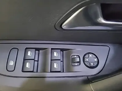 Photo 29 Peugeot 2008  PureTech 130 S&S BVM6