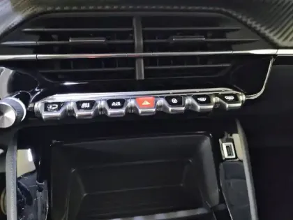 Photo 24 Peugeot 2008  PureTech 130 S&S BVM6