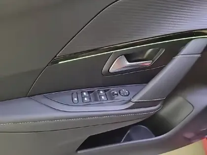 Photo 61 Peugeot 208  PureTech 100 S&S BVM6