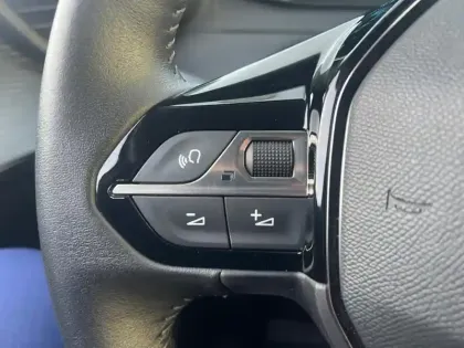 Photo 18 Peugeot 208  Electrique 50 kWh 136ch Active