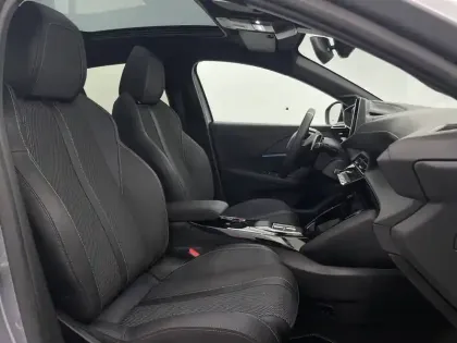 Photo 27 Peugeot 208  Hybrid 136 e-DCS6