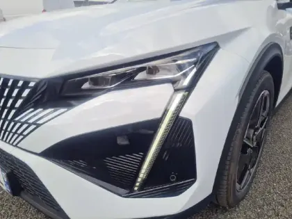 Photo 43 Peugeot 408  Electrique 58 kWh 210ch