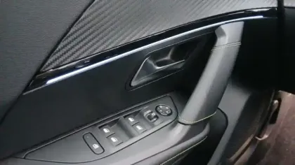 Photo 51 Peugeot 2008  Hybrid 145 e-DCS6