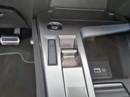 Photo 13 Peugeot 408  Electrique 58 kWh 210ch